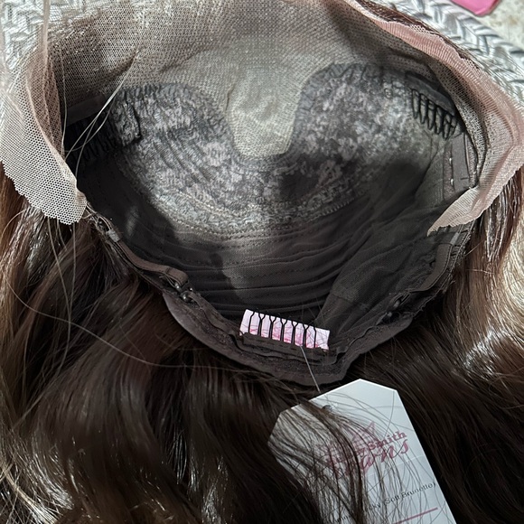 ✨Chelsey Smith 👑 - “Summer Becky” in Soft Brunette - NWT - Picture 6 of 7